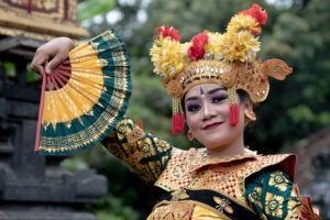Portrait d'une femme pratiquant la danse du Barong, en Indonésie, sur l'île de Bali