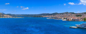 Vue depuis la mer sur la ville d'Argostoli, en Grèce