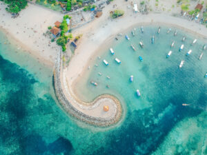 Vue aérienne prise par drone de l'océan, sur la plage de Sanur, à Bali, en Indonésie