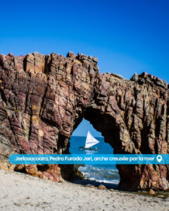 Brésil, Jericoacoara, Pedra-Furada-Jeri, une arche rocheuse creusée par la mer